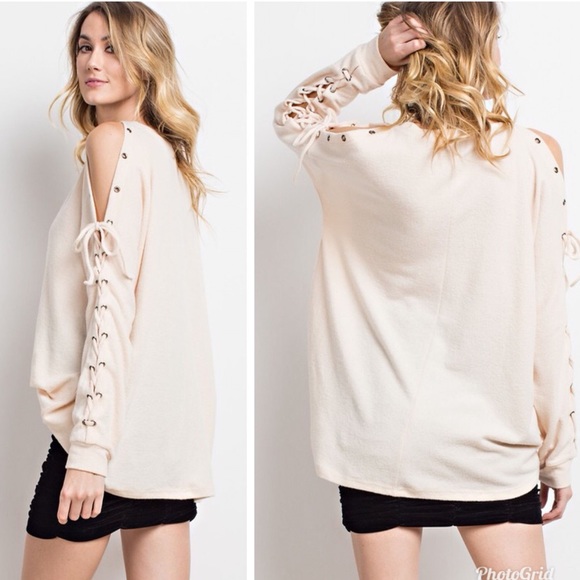 Host Pick 🥇Soft Laced Up Sleeve Cold Shoulder - Picture 3 of 3